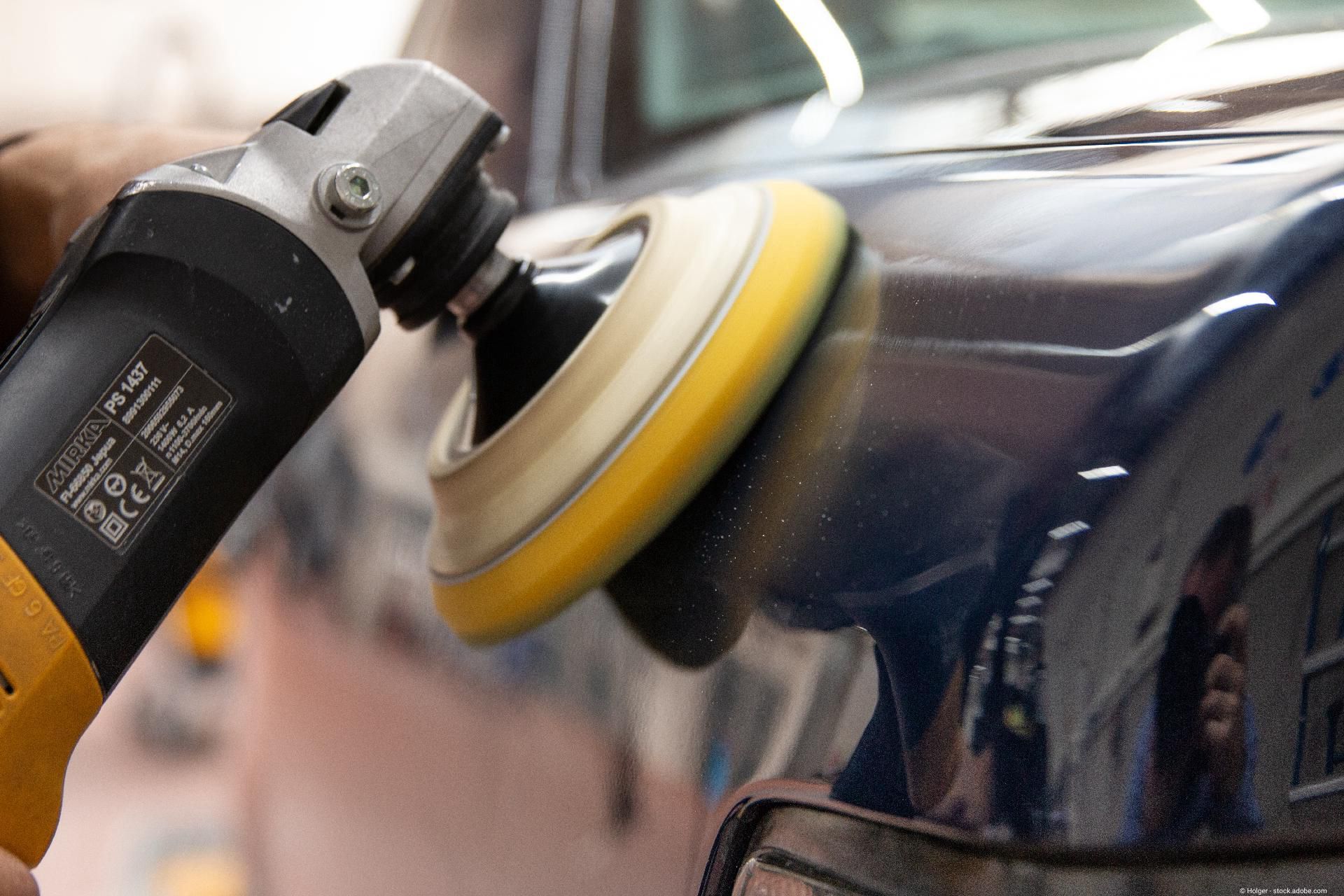 Lackschäden werden durch eine Poliermaschine behandelt