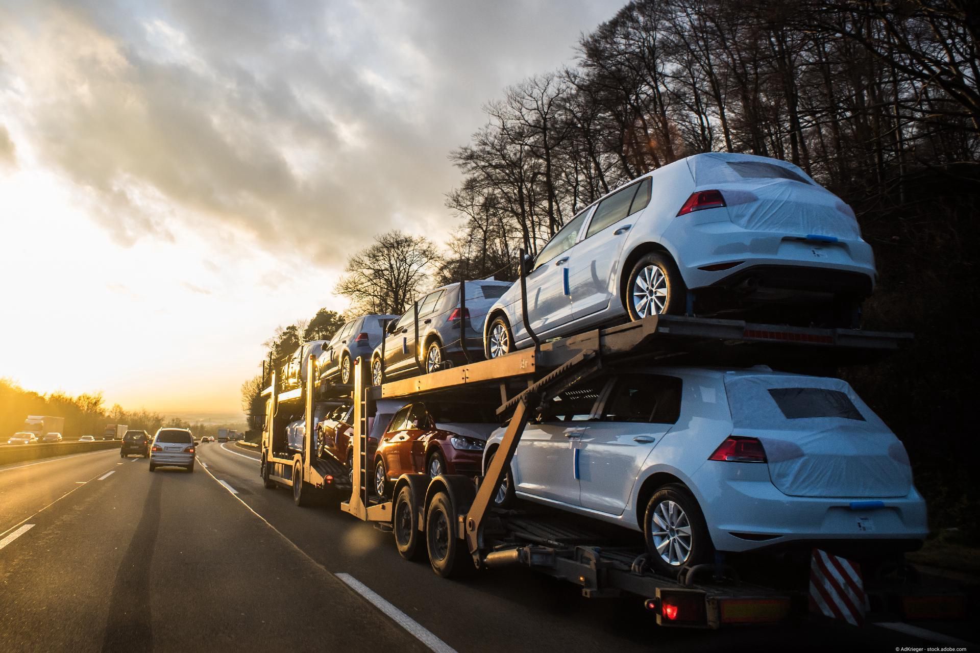 ein LKW mit Neuwagen fährt auf einer Autobahn
