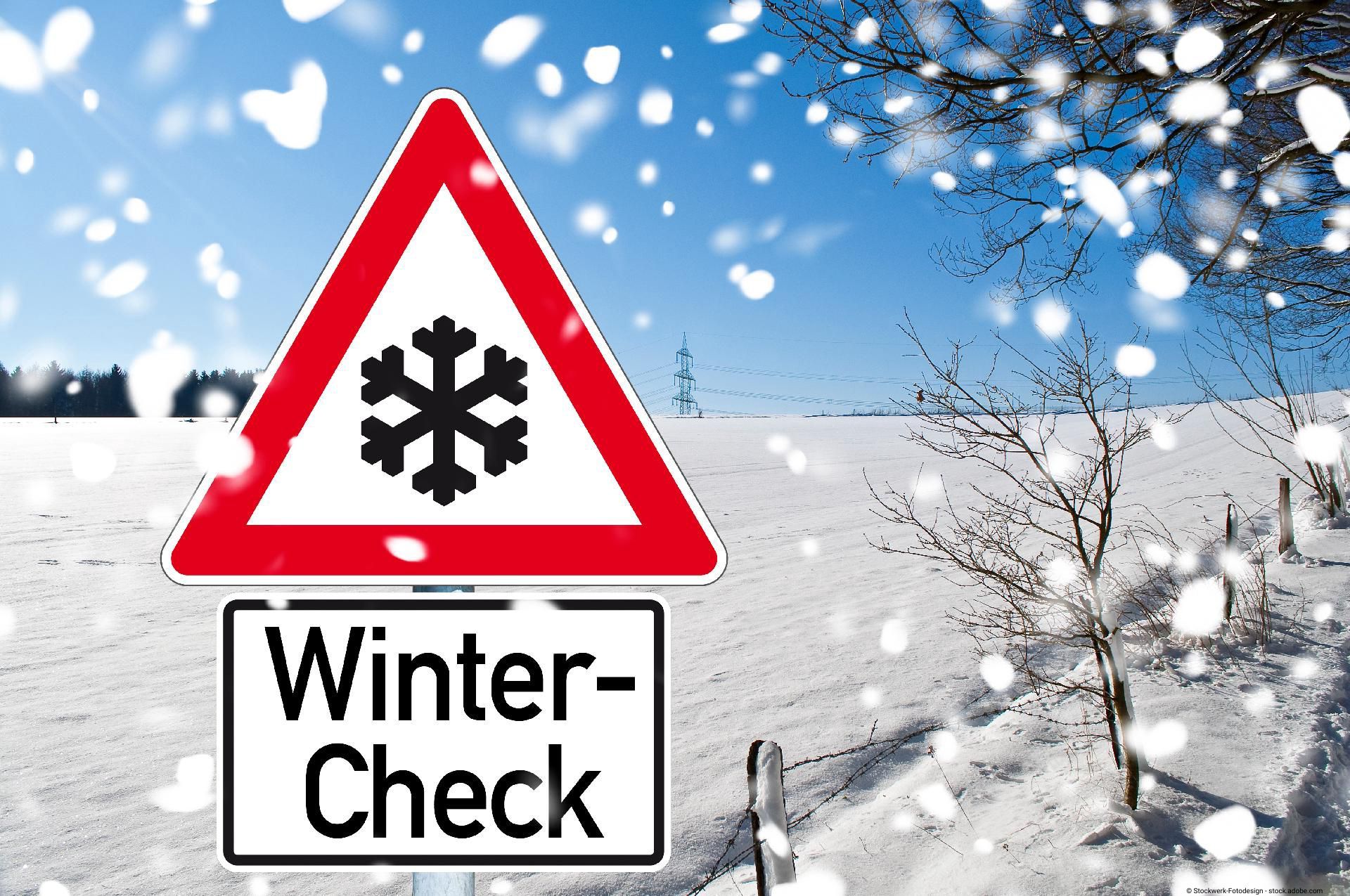 Straßenschild mit Frostwarnung und dem Text 