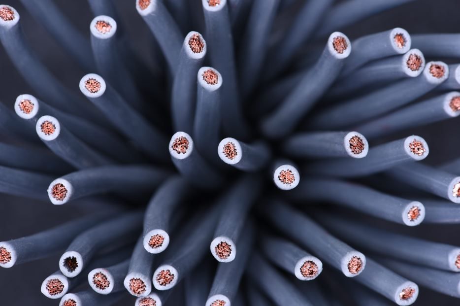 Vista en primer plano, desde arriba, de numerosos cables eléctricos grises