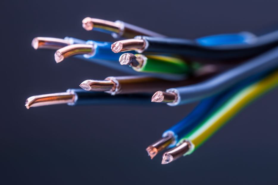 Vista de cerca de varios cables eléctricos con los extremos pelados