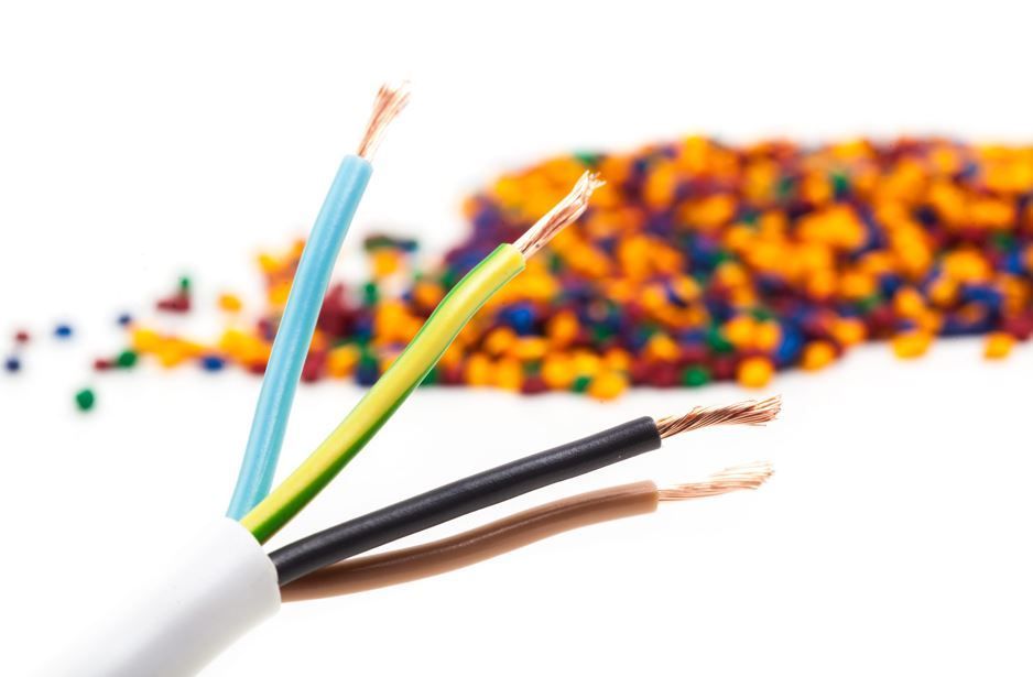 Un cable eléctrico de cuatro conductores con hilos azules