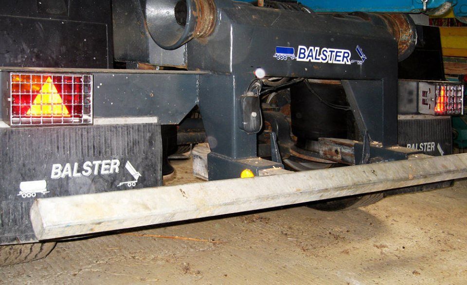 Heckansicht eines schwarzen Balster-Lkw mit Scheinwerfern und Stossstange.