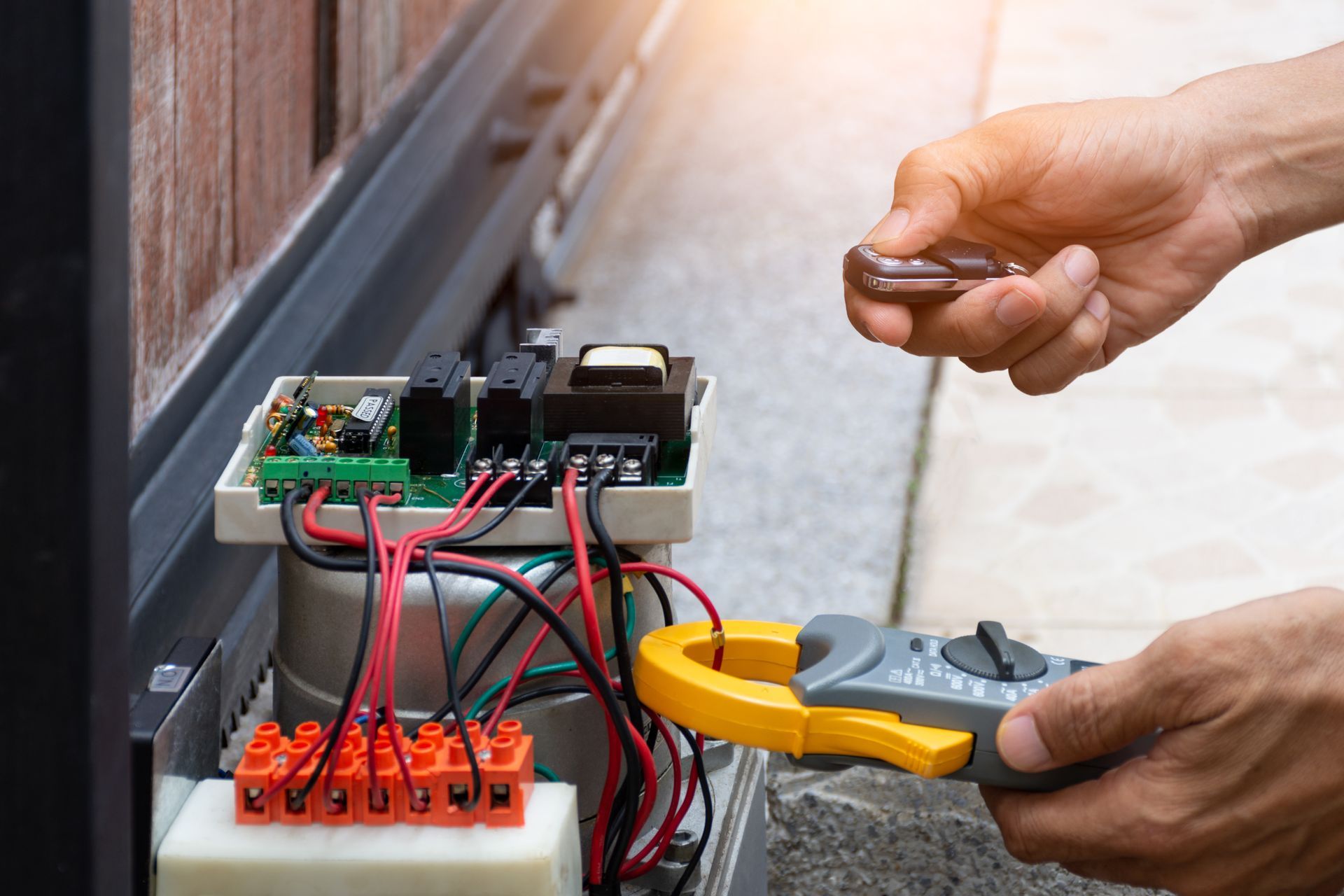 Un menuisier qui réalise des tests sur un moteur de portail