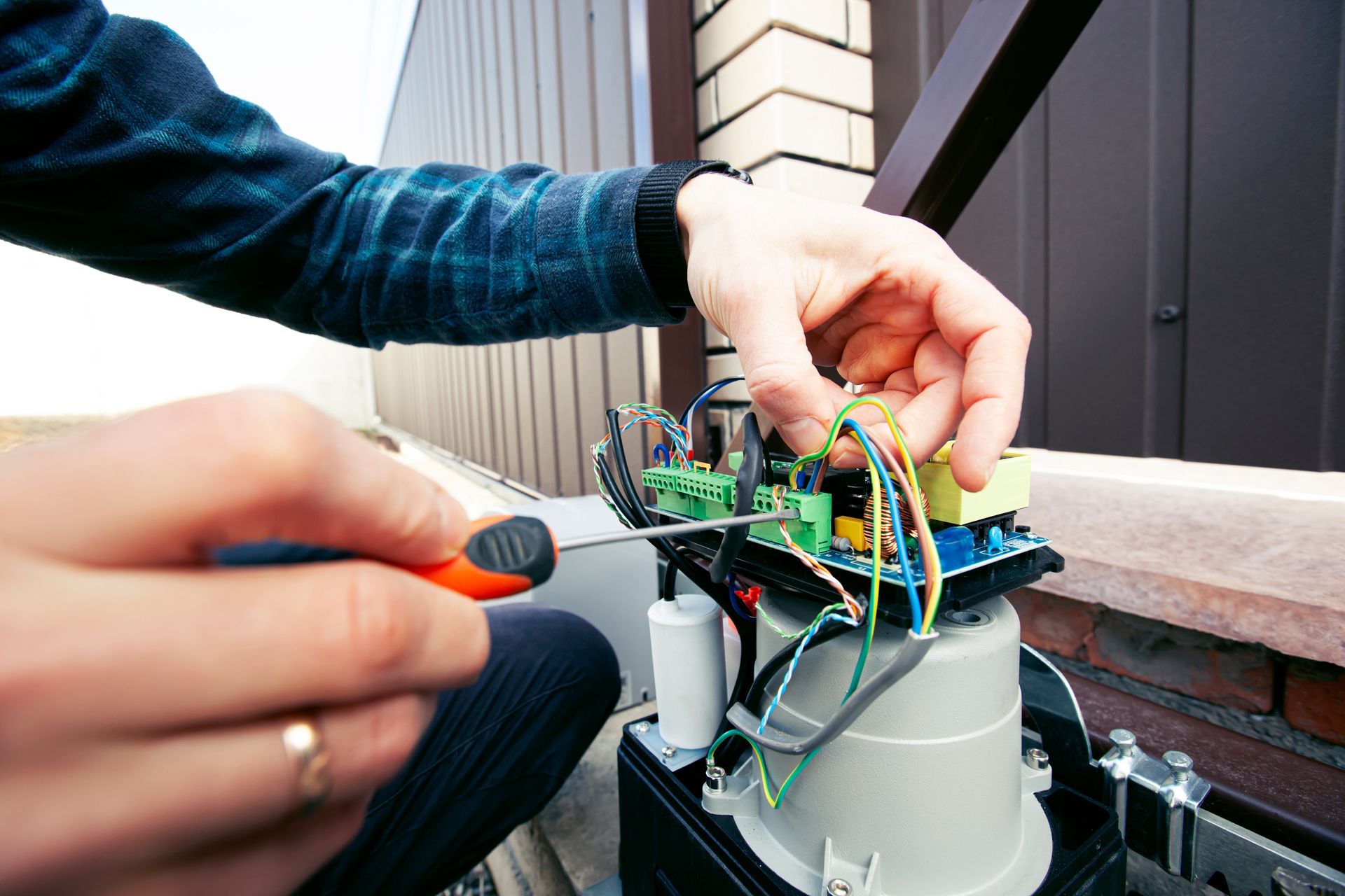 Un professionnel qui répare un moteur de portail