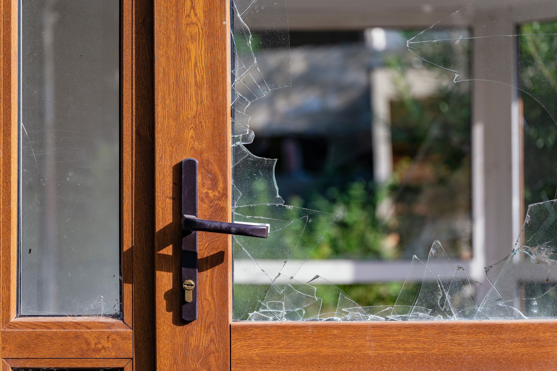 Une porte avec un vitrage brisé