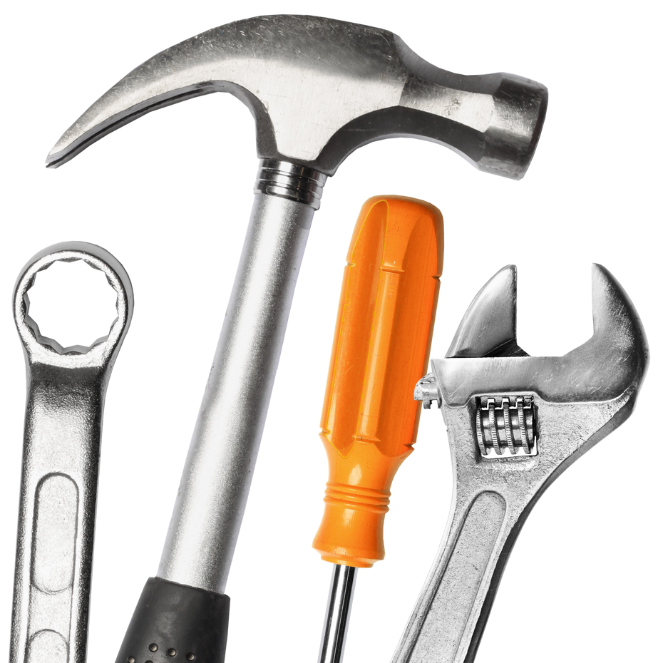 Outils à main assortis : marteau, clé, tournevis et clé à molette sur fond blanc