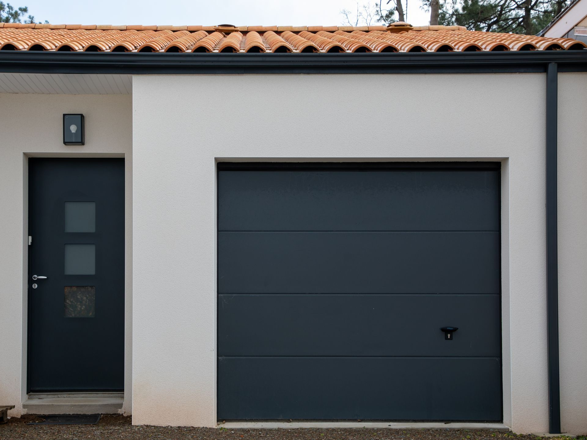 Une porte de garage et une porte d'entrée