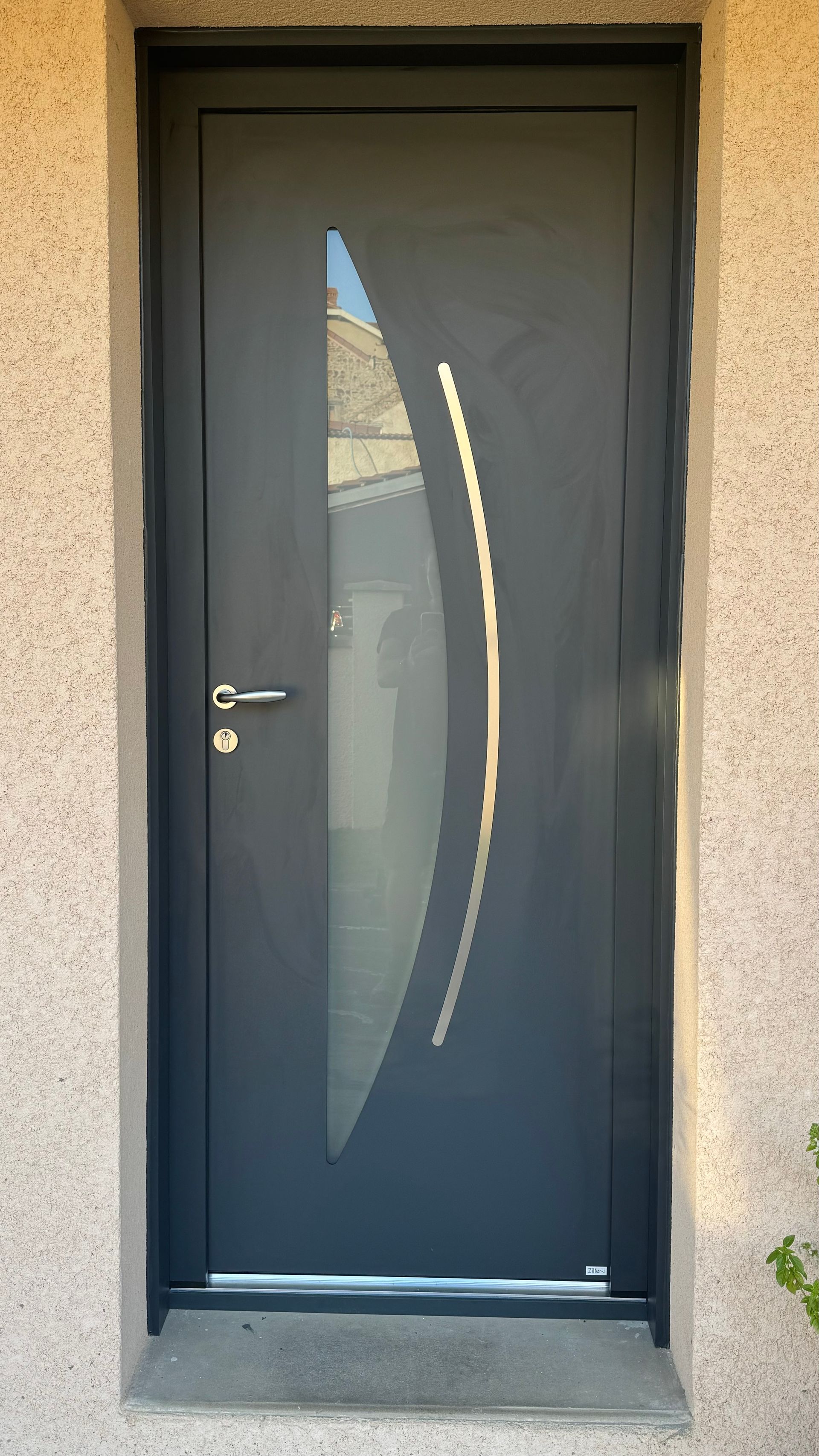 Une porte d'entrée grise