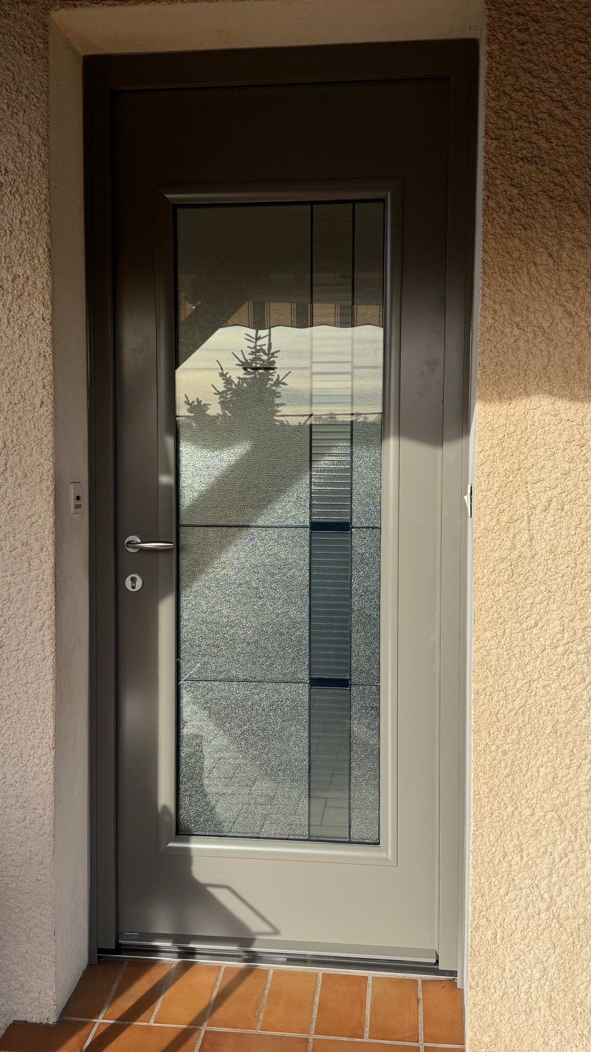 Une porte d'entrée vitrée