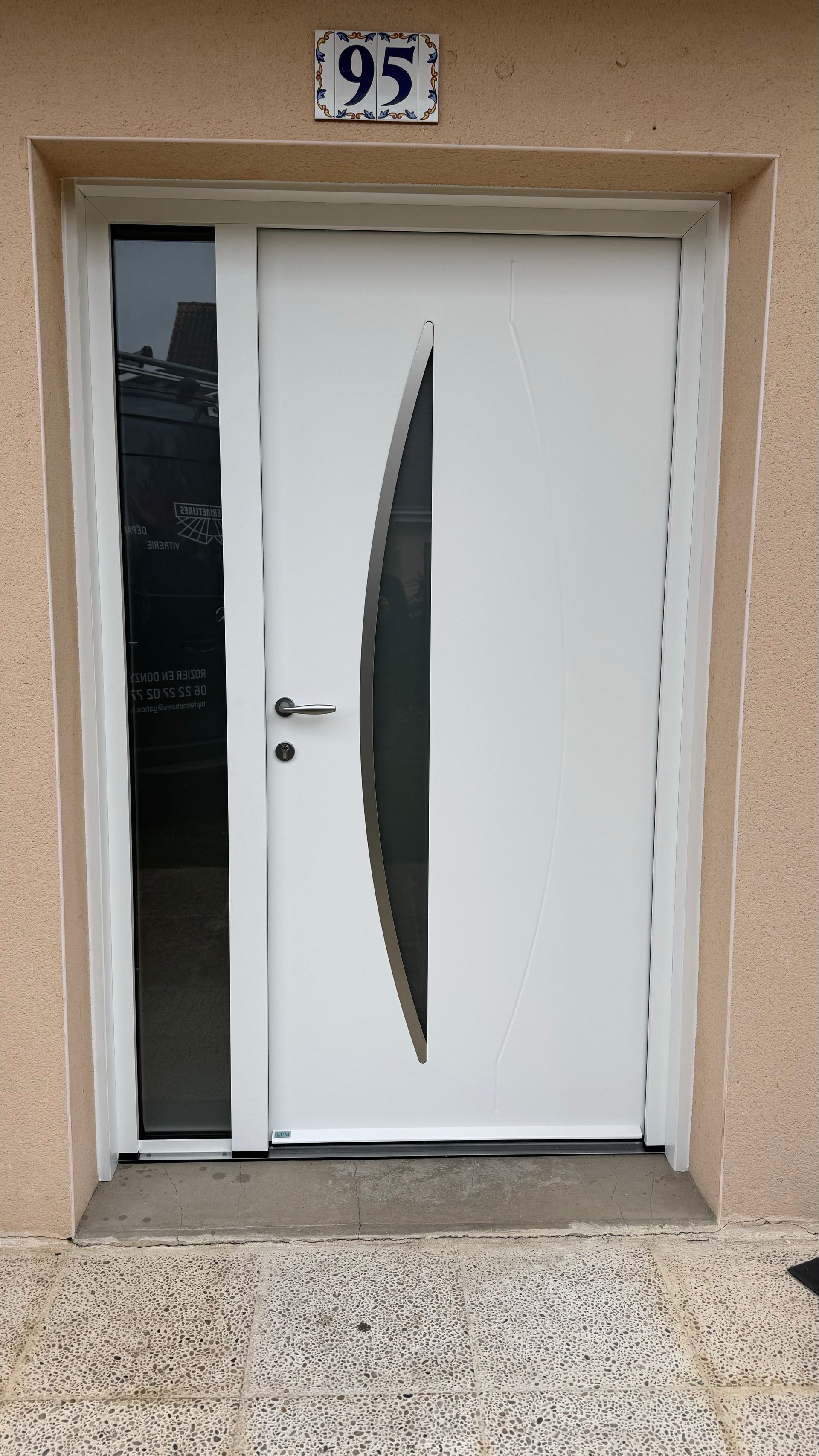 Une porte d'entrée blanche