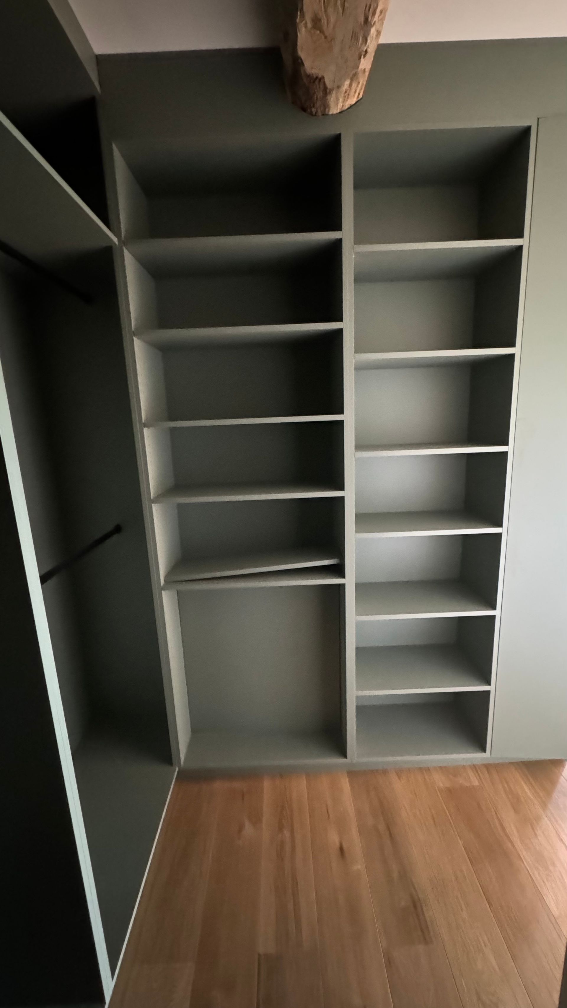 Un dressing sur mesure avec des étagères