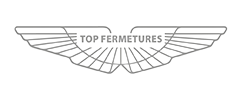 Vers l'accueil Logo Top Férmetures avec des ailes et un texte centré sur fond blanc