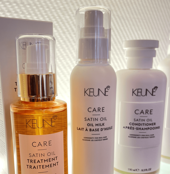 Regal mit Haarpflegeprodukten