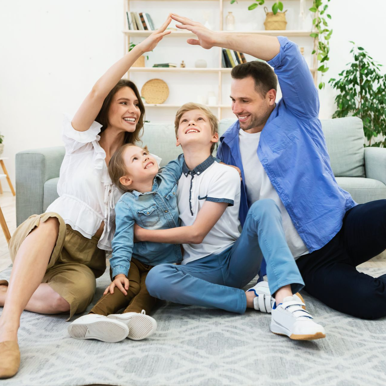 Famille formant un cœur avec les mains