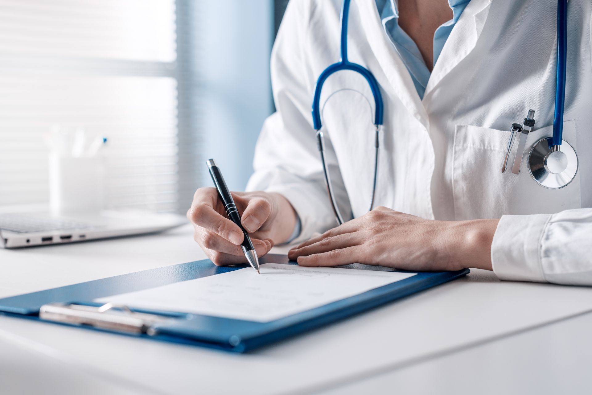 Médecin remplissant un dossier médical