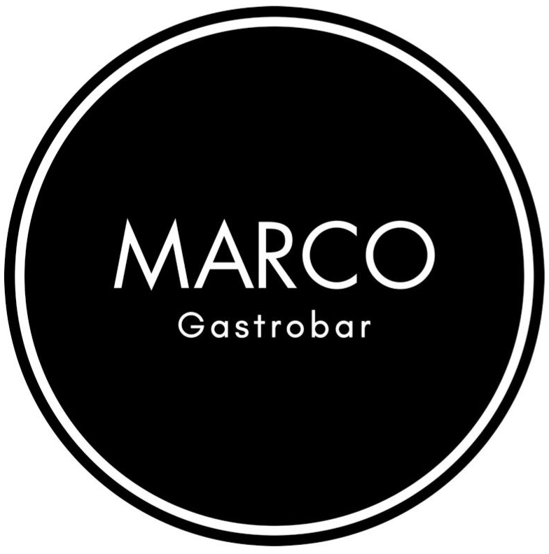 Logotipo en blanco y negro: texto "MARCO Gastobar" dentro de un c&iacute;rculo negro con borde blanco.