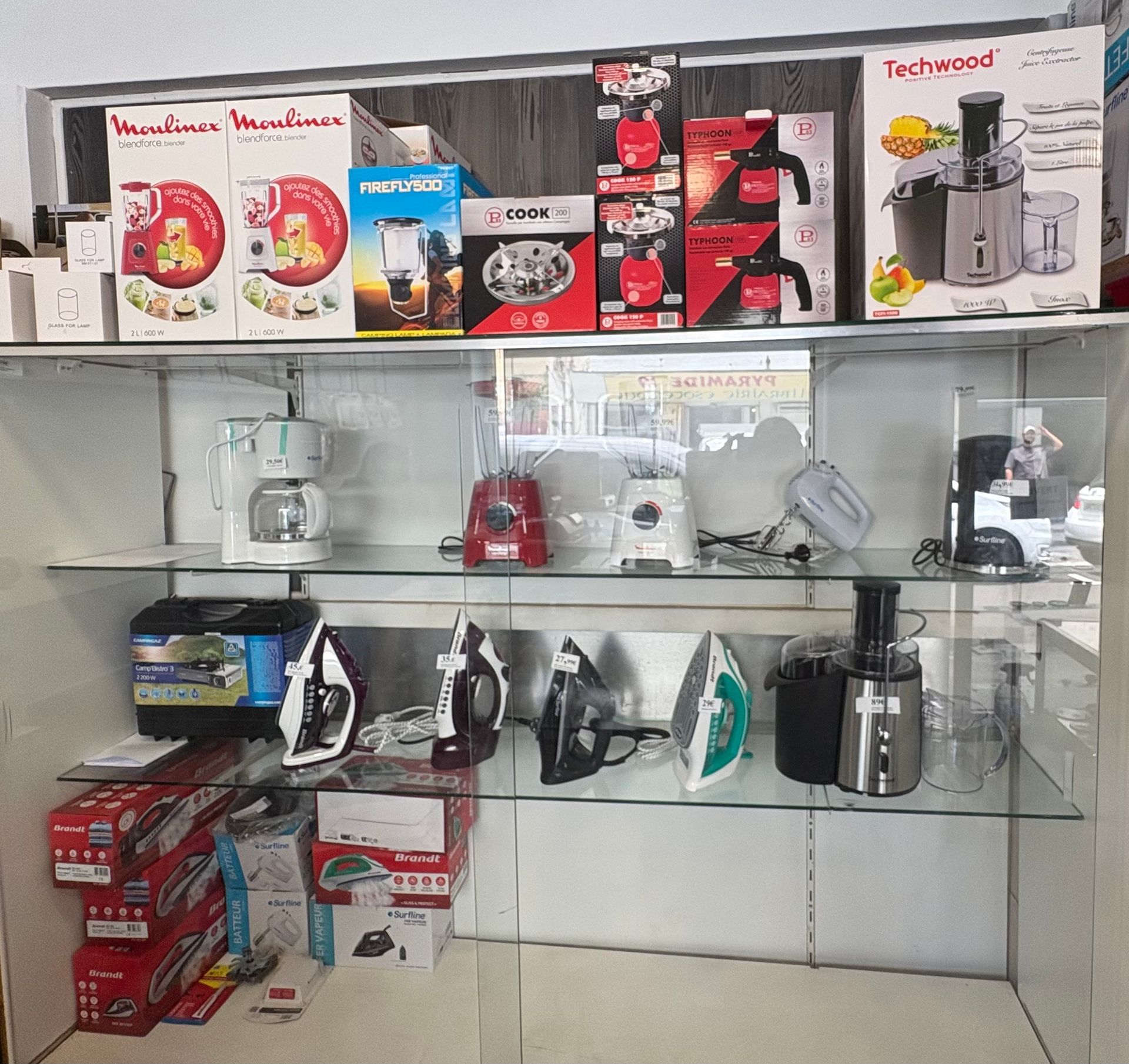Rayon d'un magasin d'électroménager présentant des mixeurs, des blenders et des gadgets.