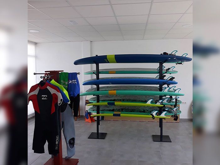 Un montón de tablas de surf están expuestas en una habitación.