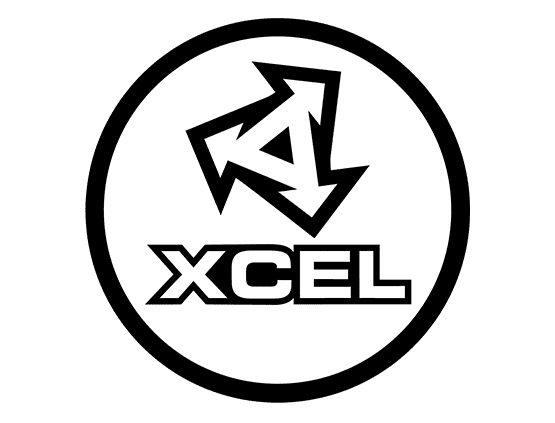 Un logotipo en blanco y negro para xcel con una flecha en un círculo.