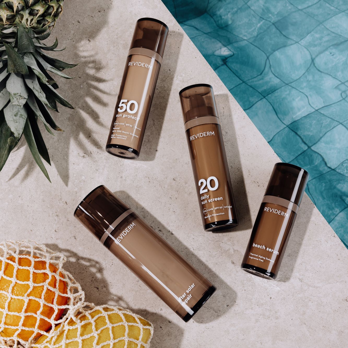 Vier Flaschen Sonnencreme stehen nebeneinander