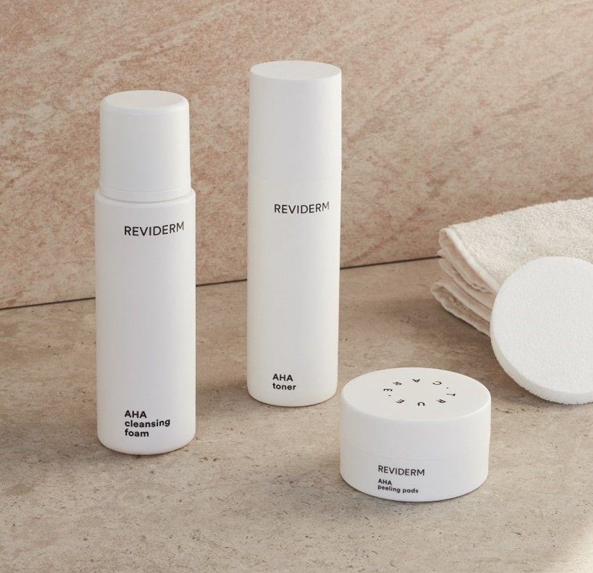 Drei Flaschen Reviderm stehen auf einem Tresen