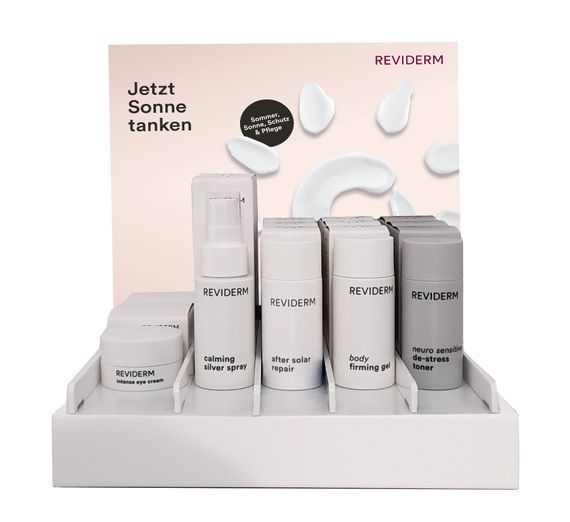 Eine Ausstellung von Reviderm-Produkten mit einem Schild mit der Aufschrift „Jetzt Sonne tanken“