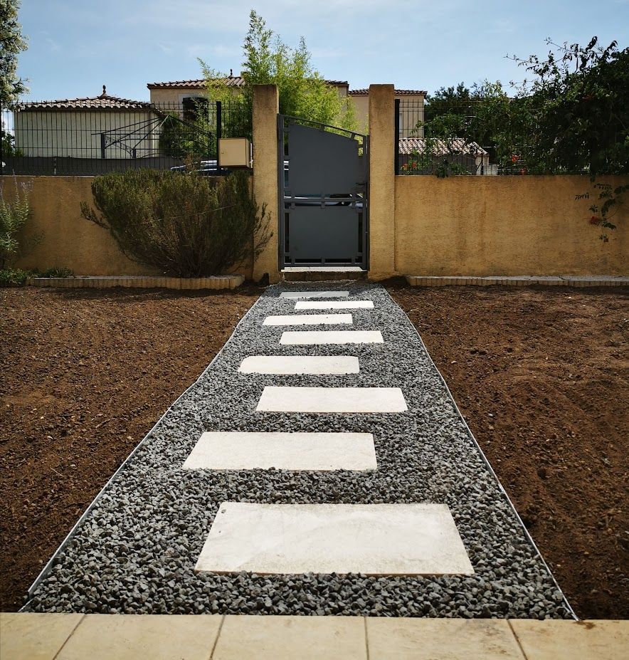 Une allée dans une cour extérieure