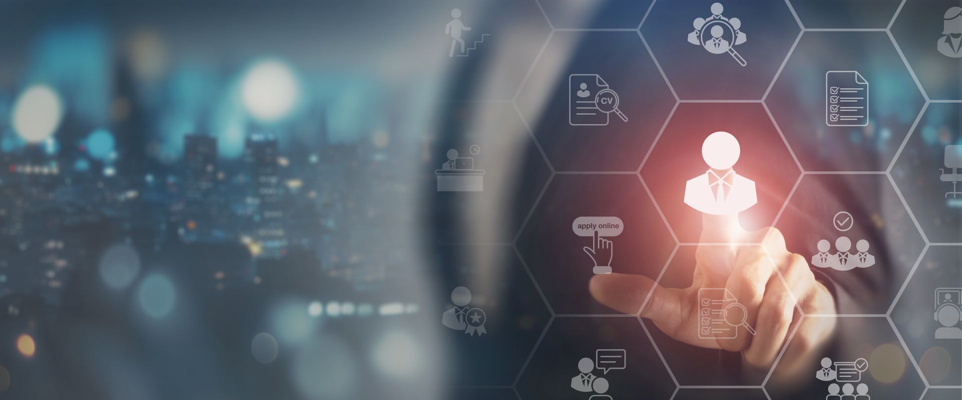 Gros plan sur un homme qui effectue une découpe sur une lame de parquet