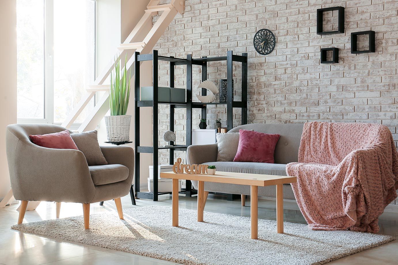 Salon avec un revêtement mural effet brique