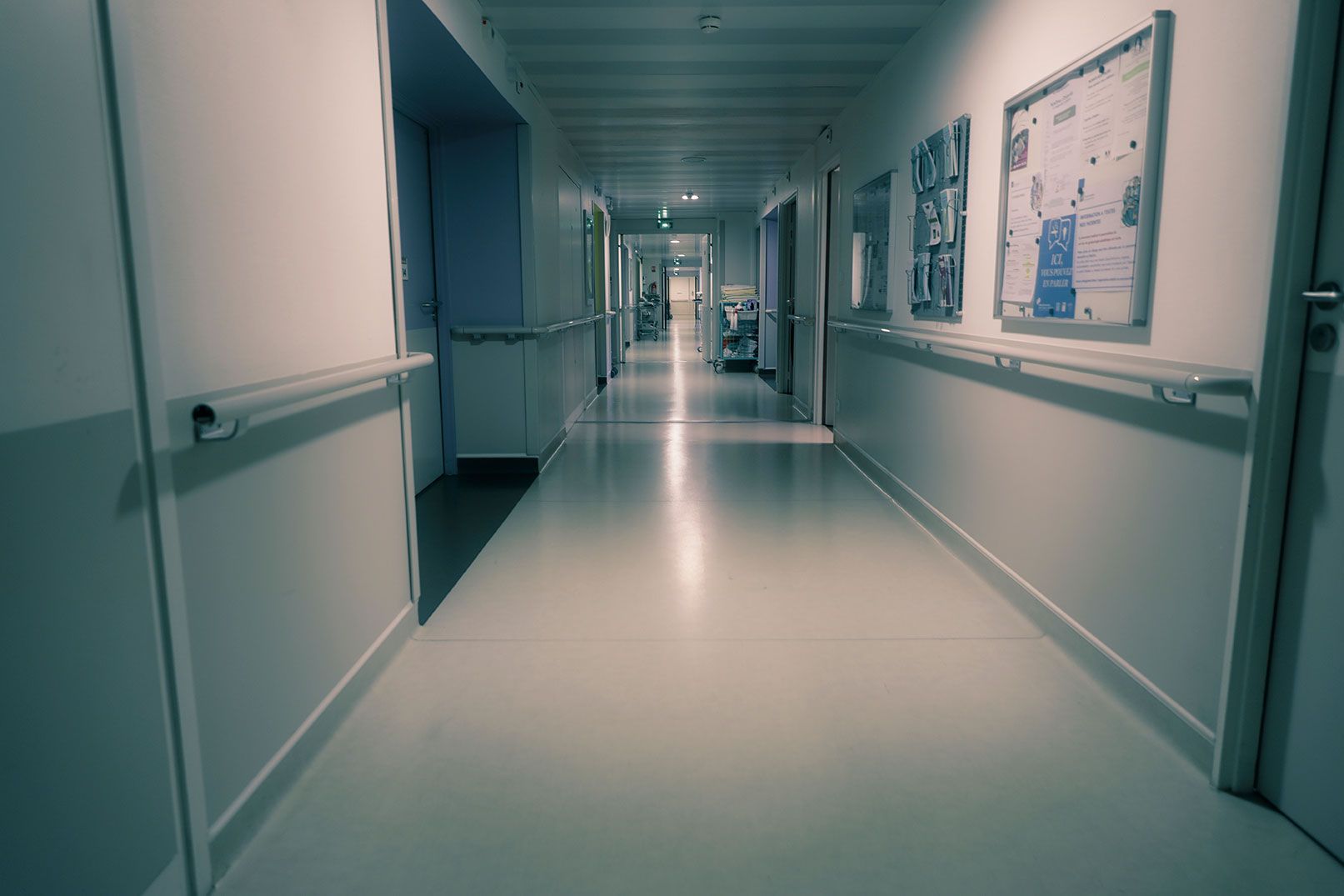Couloir d'un hôpital de nuit