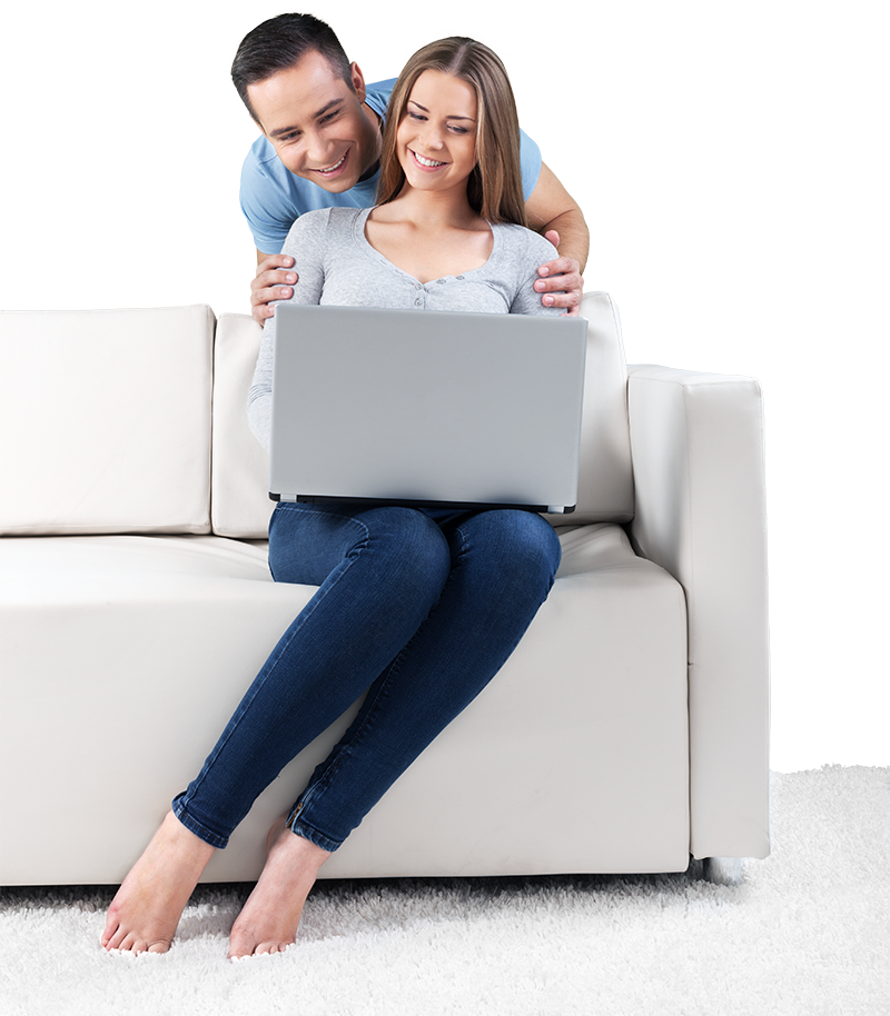 Couple dans un canapé avec un ordinateur