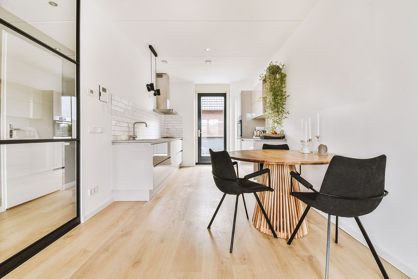 Design d'intérieur de style minimaliste et contemporain dans un logement lumineux avec une table et des chaises en bois