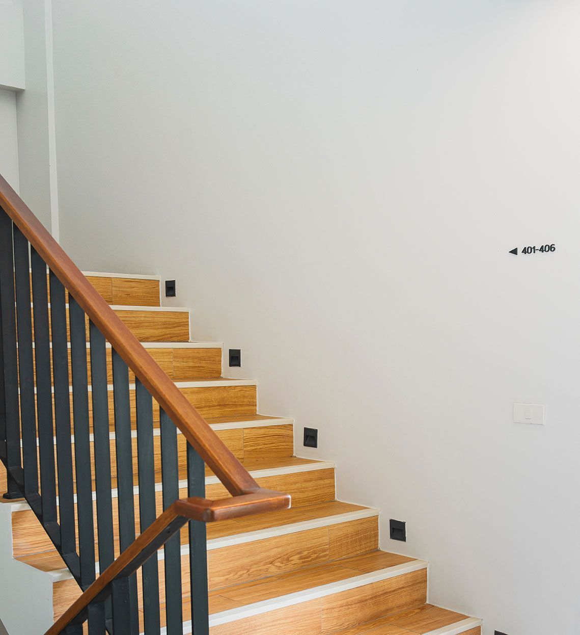 Escalier avec une rambarde en bois