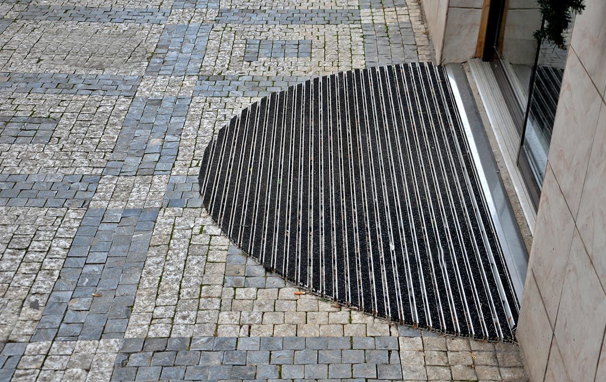 Essuie-pied en aluminium à l'entrée d'un magasin
