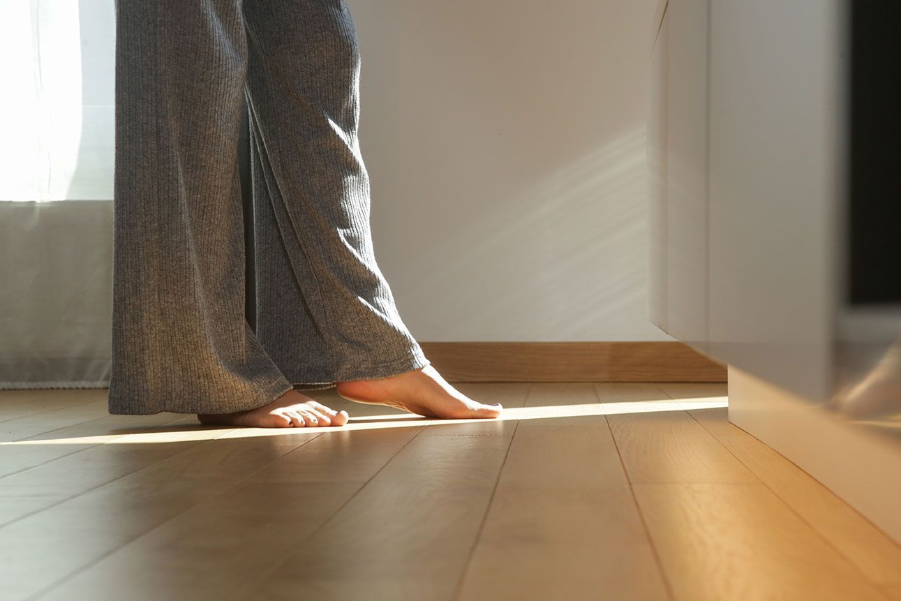 Femme pieds nus sur le parquet