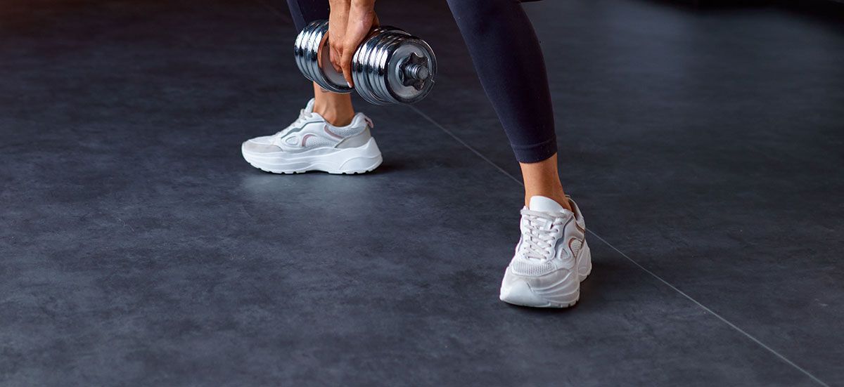 Femme qui soulève un haltère