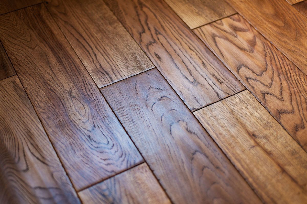 Focus sur du parquet en bois massif