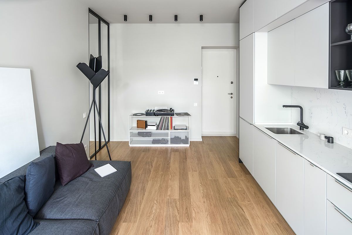 Petit appartement avec un coin cuisine et un canapé