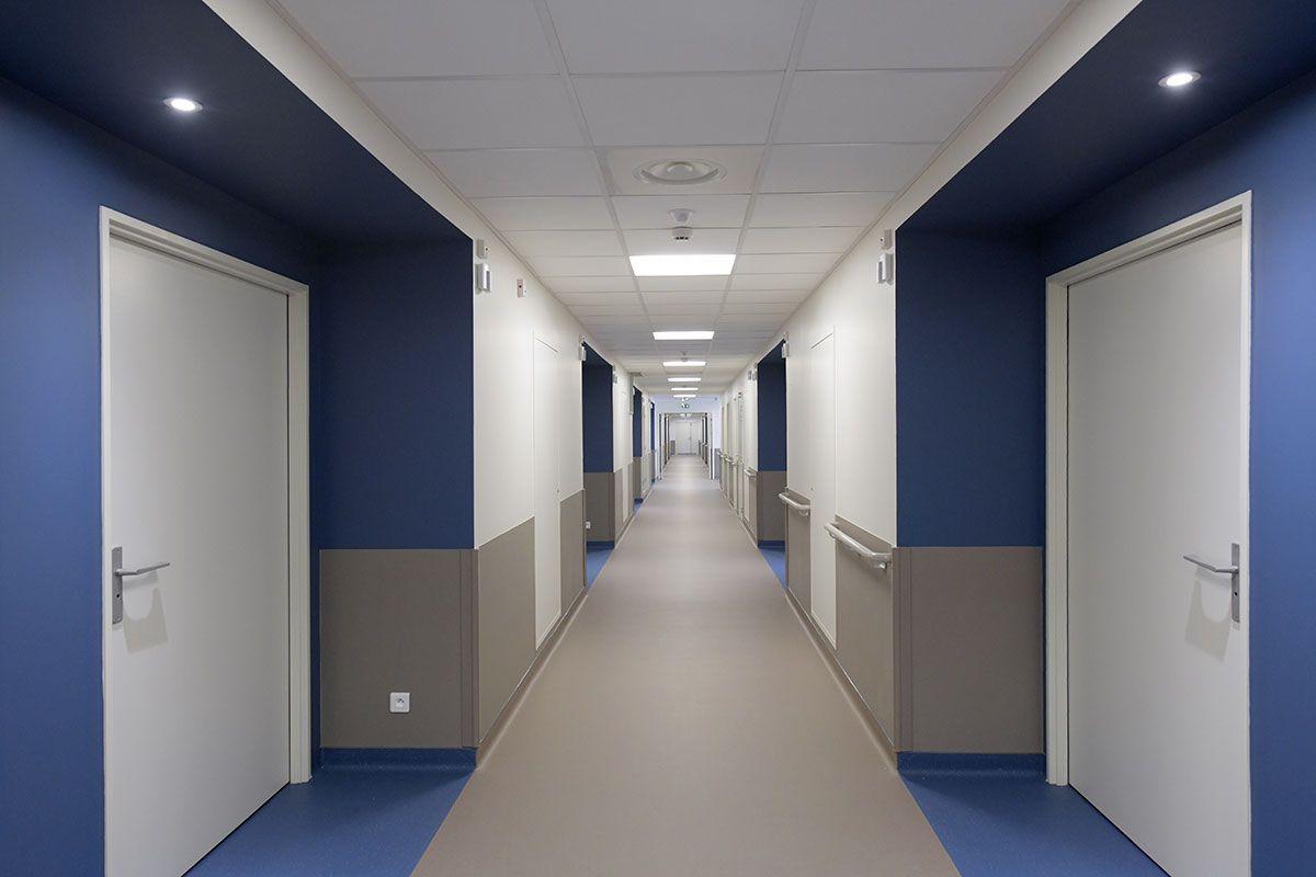 Couloir d'un hôpital avec des murs bleu
