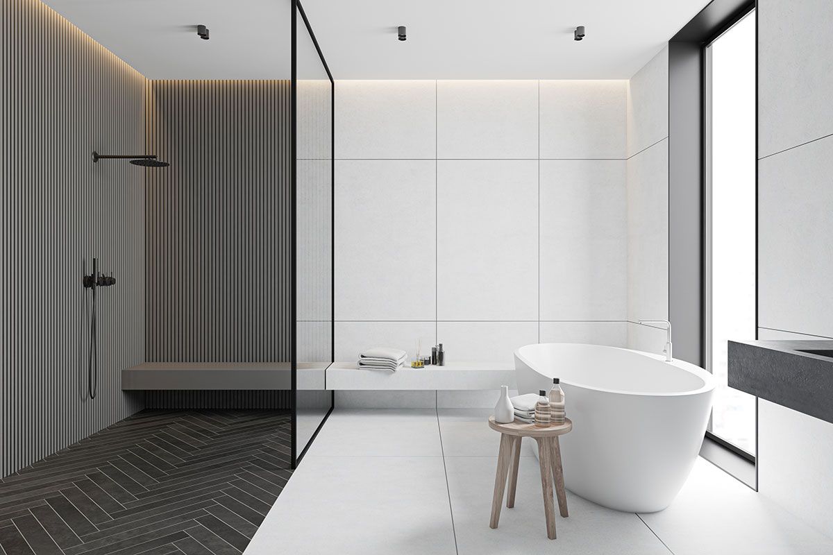 Salle de bains avec une douche à l'italienne et une grande baignoire