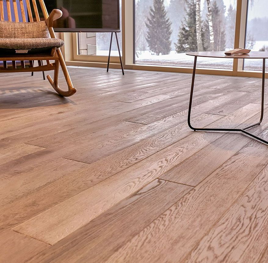 Salon avec un parquet en bois et un fauteuil à bascule