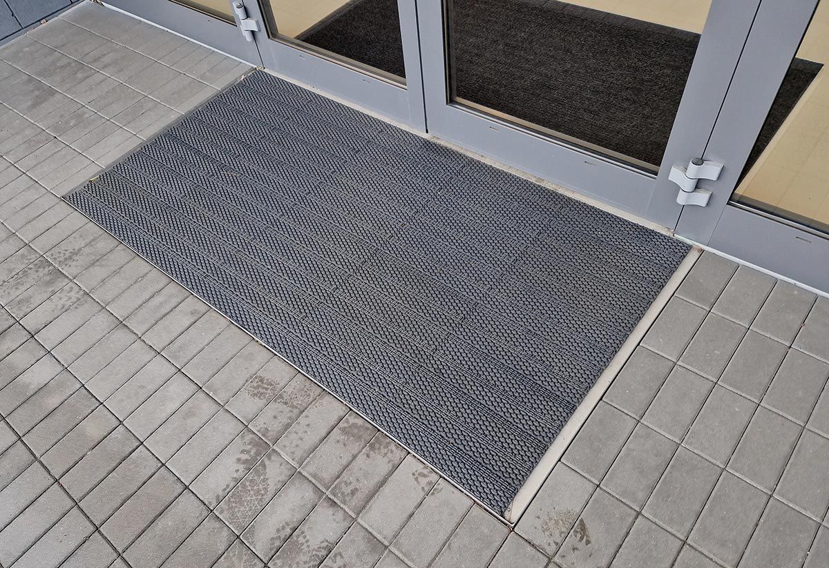 Tapis industriels en aluminium à l'entrée du bâtiment