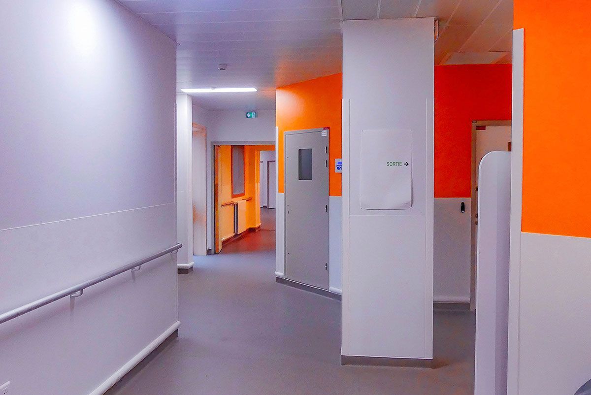 Hôpital avec des murs oranges