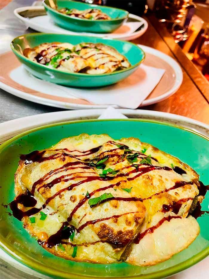 Un primer plano de un plato de comida sobre una mesa.