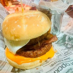 Una hamburguesa con queso y tocino en un pan