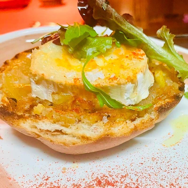 Un primer plano de un plato de comida con un trozo de queso encima.