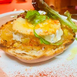 Un primer plano de un plato de comida con un trozo de queso encima.
