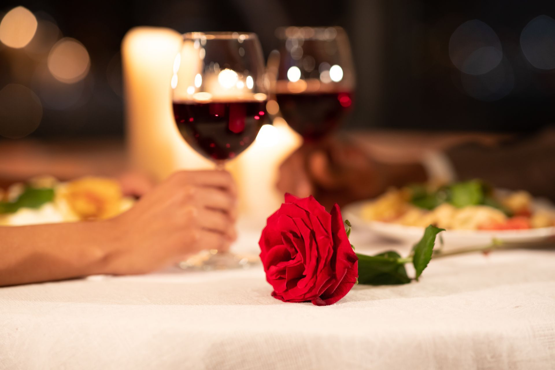Une rose sur une table