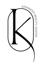 Logotipo de Advanced Beauty Center con la letra K estilizada en negro sobre un fondo blanco.